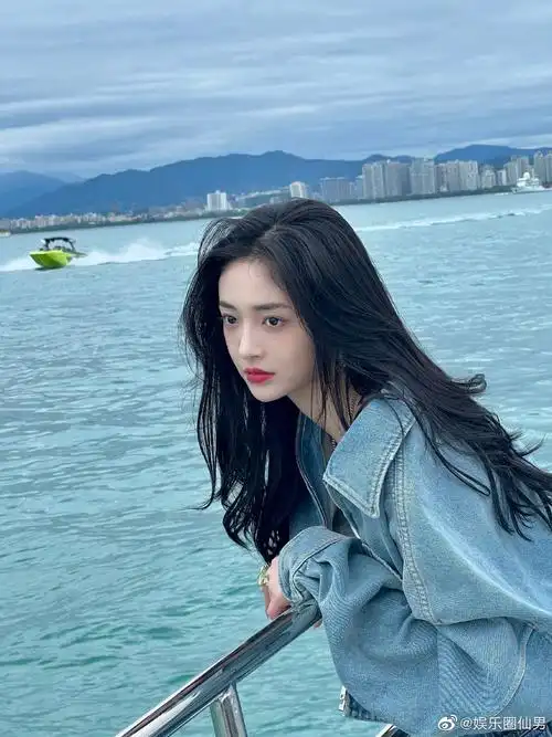 周洁琼晒海上自拍照,侧颜绝美!__财经头条