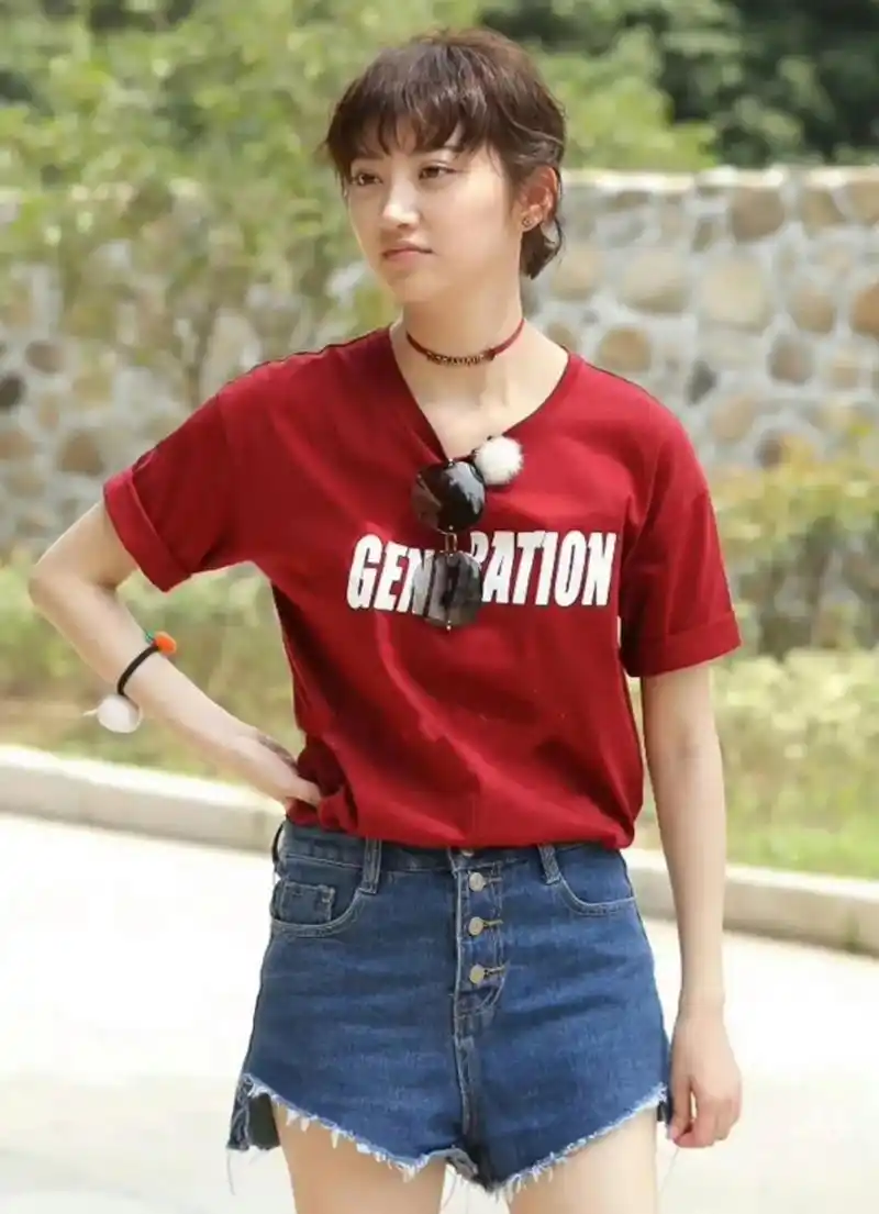 景甜参加户外综艺的一组图片,这个发型,造型团队是怎么想的,好像自己