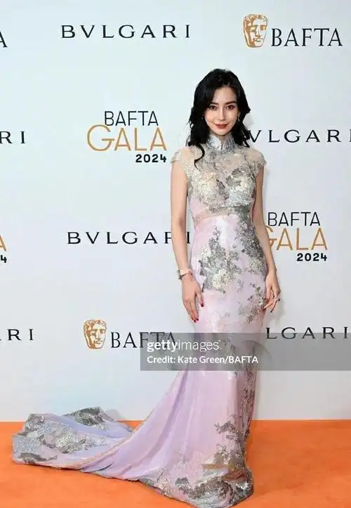 杨颖复出变"环大陆毯星"?现身伦敦,迪拜走红毯,登杂志