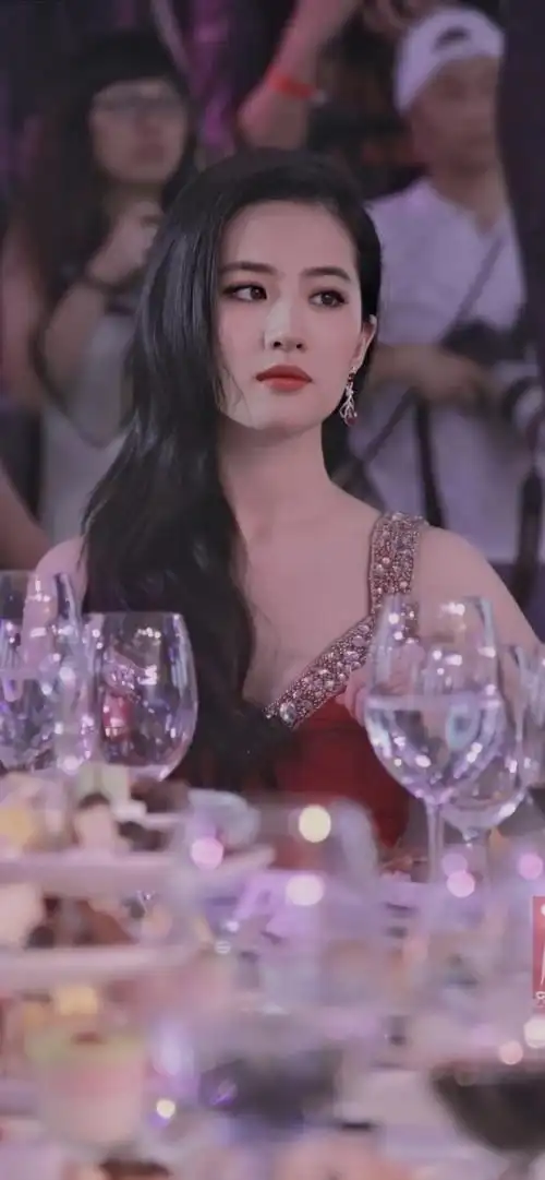 刘亦菲最新封面杂志浓妆的她英姿飒爽能演仙女也能完全演战士