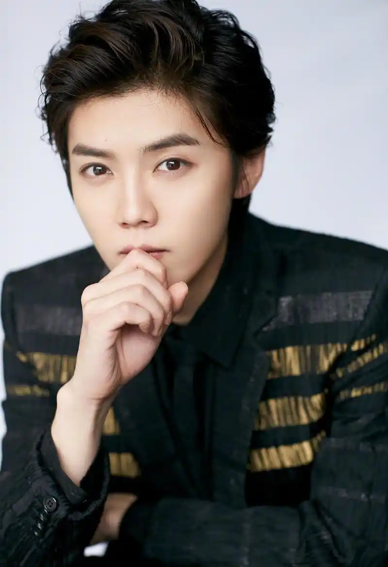 鹿晗从花样少年到成熟男人,黑金色西装配大背头,展现硬汉气质