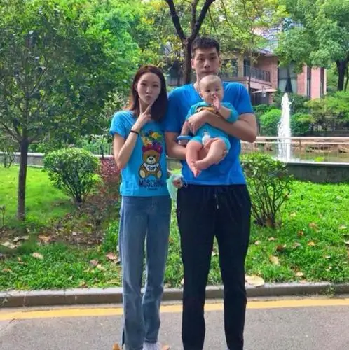 30岁国手深受杜锋信任!在球场上以"稳"著称,和妻子有夫妻相