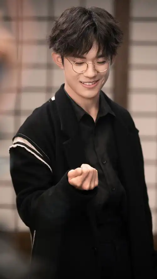 易烊千玺儒雅帅气手机壁纸