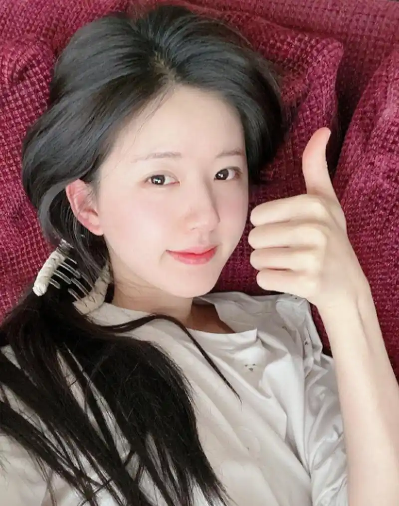 蛮喜欢赵露思的,素颜照都这么漂亮