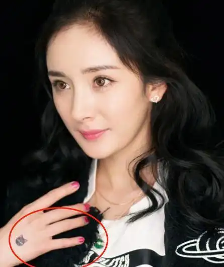 杨幂霸气秀纹身,离婚后的生活很放松,看到真实图案后,网友炸了