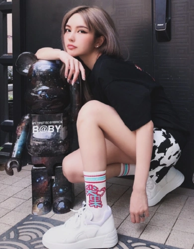 周扬青恋爱后美出新高!浓妆露面撞脸lisa,罗志祥看了得后悔_腾讯新闻