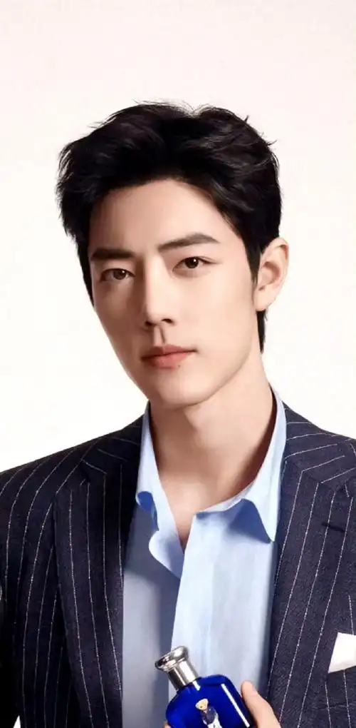 历经数年时光的洗礼,肖战帅气不减当年,反而更添成熟稳重的韵味,霸气