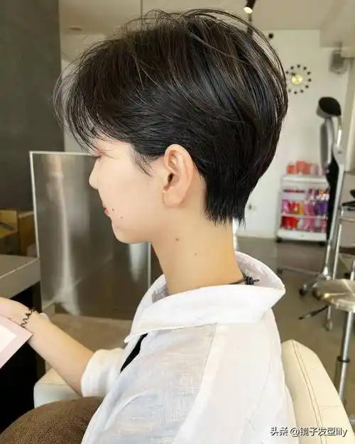 女士发型别乱剪,想美就选露耳短发,好看时尚不夸张_女性_脸部_气质