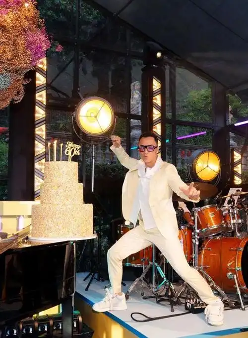 甄子丹60岁生日汪诗诗与团队安排聚会明星朋友到现场祝贺