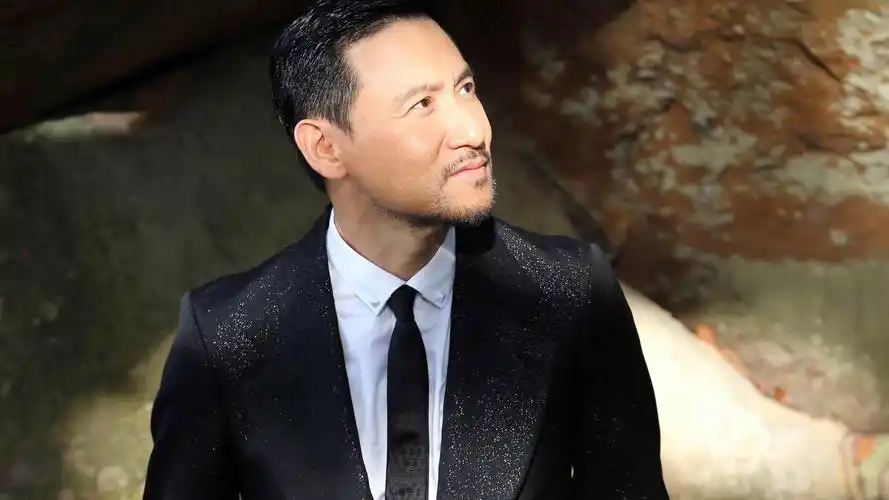 老当益壮!张学友否认封麦说法,表示自己到60岁还能为粉丝表演劈腿