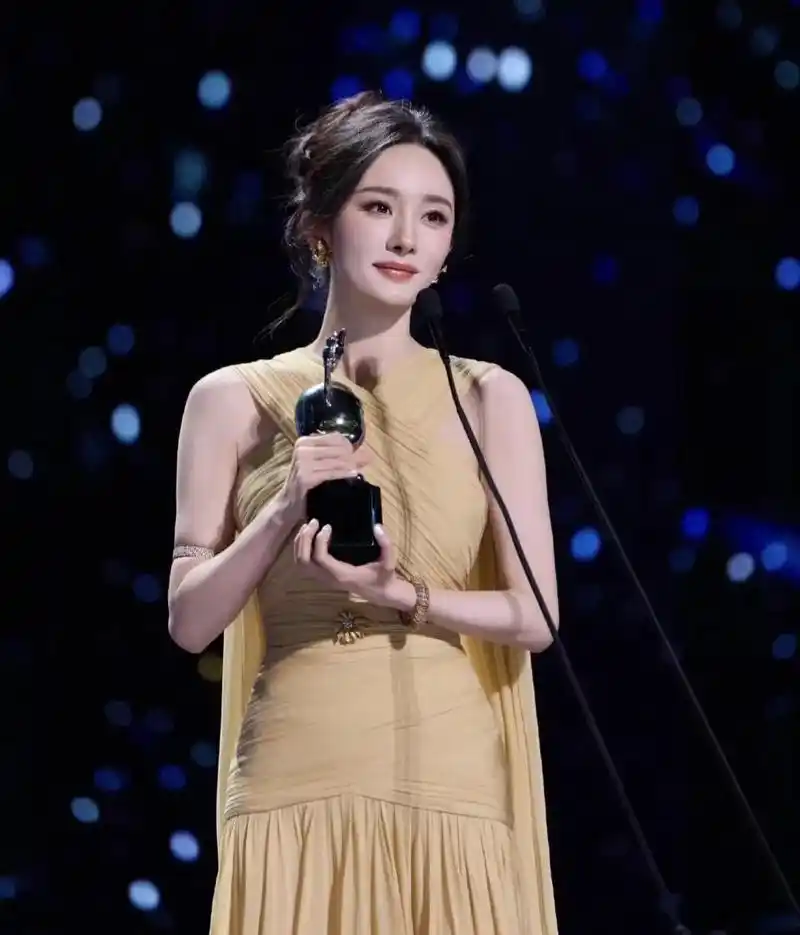 杨幂进组新剧,和万茜演绎《末路狂花》双女主,上演一场女警与女飞贼的