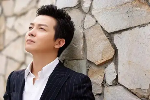 折叠 编辑本段 演艺经历 1997年分配至河南电视台,担任播音员和主持人