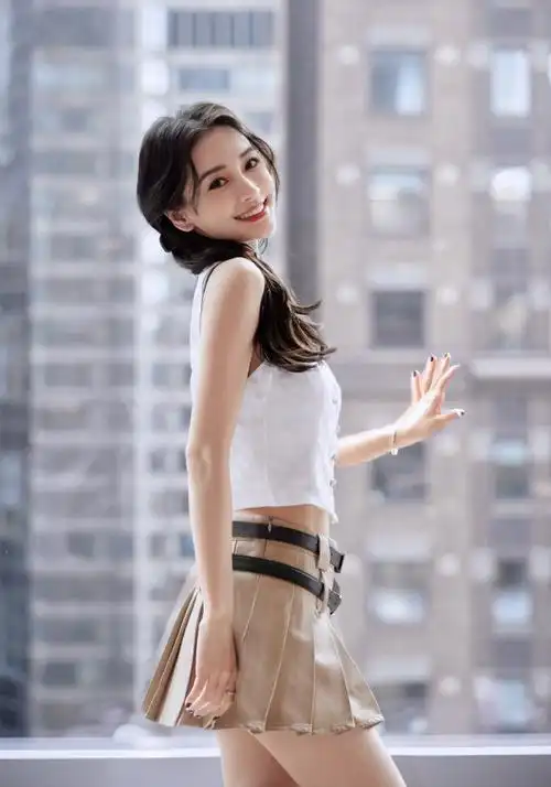 angelababy窗边随拍大片释出 马甲搭百褶裙秀纤腰美腿