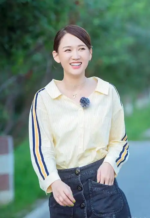 陈乔恩不愧是偶像剧女王,穿白t牛仔裤,一点不像41岁的人