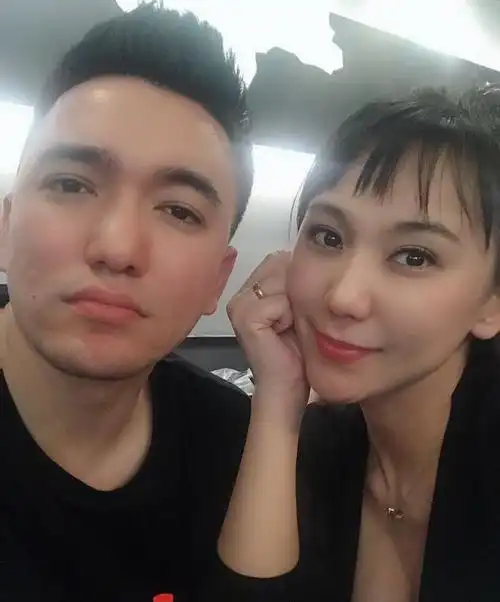 古力娜扎为母亲庆生,全家颜值颇高,姐姐罕见出镜美貌不输妹妹