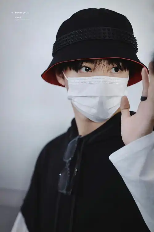 王俊凯回国机场图##王俊凯食指戴了戒指