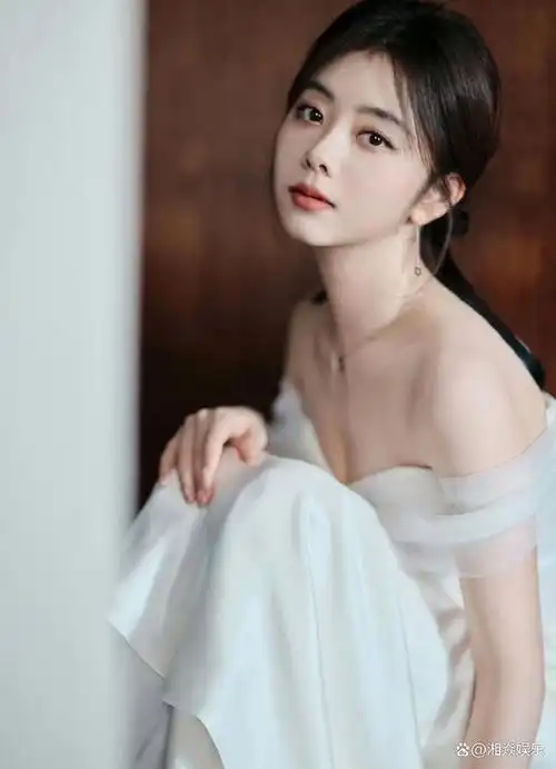 谭松韵出席线下活动,白色裙子美艳四方,33岁宛如20岁的女大学生