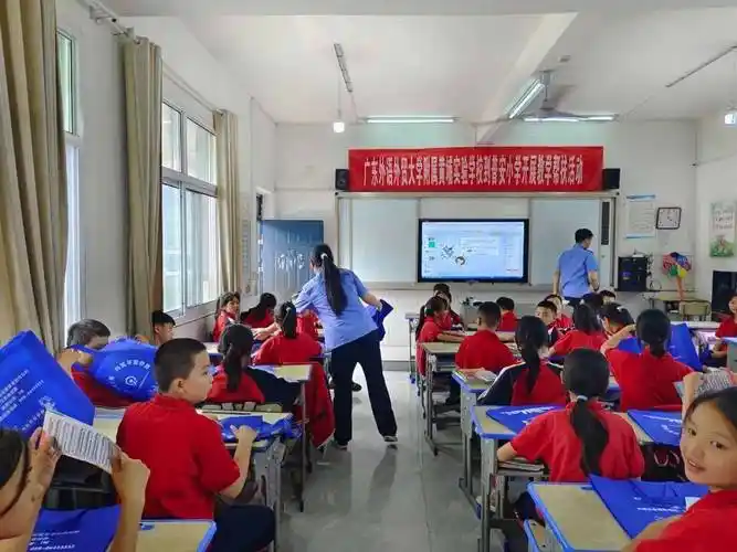 都匀东通信车间的王志强化身为安全课堂小老师,为同学们讲了一堂丰富