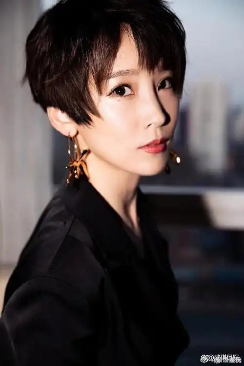 谢楠是主持人,大部分时间都是抛砖引玉的,承上启下,去提出问题让其他