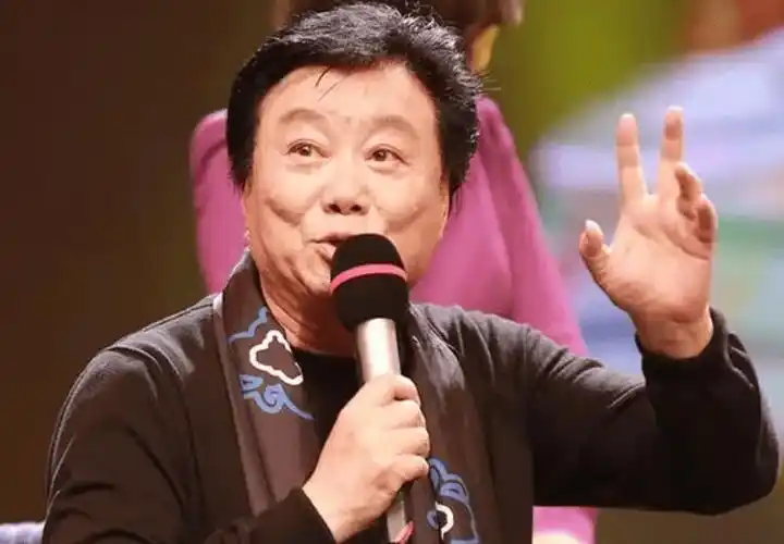 上海老牌主持人叶惠贤现身澳洲,脸上长黑斑,76岁四处旅游不服老_网友