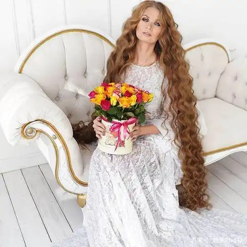 俄罗斯网红头发长达1.72米!扎麻花辫粗似鞭子,能把头发当被子盖