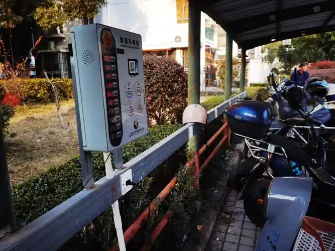 全区32个小区新增电动自行车集中充电设施,80个充电场所加装消防设备