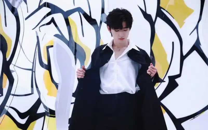 宋亚轩黑色风衣