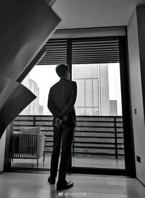 王凯背影杀他的背真的好直像小白杨一样