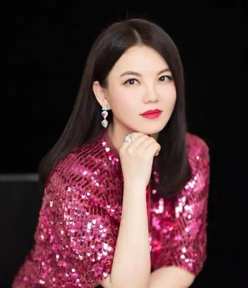 "天生富贵相"的6位女明星,个个一脸福气,个个都好命,真玄学