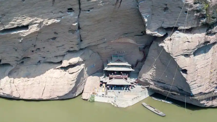 江西龙虎山崖墓数以百计,官方悬赏100万,只为解开千古悬棺之谜