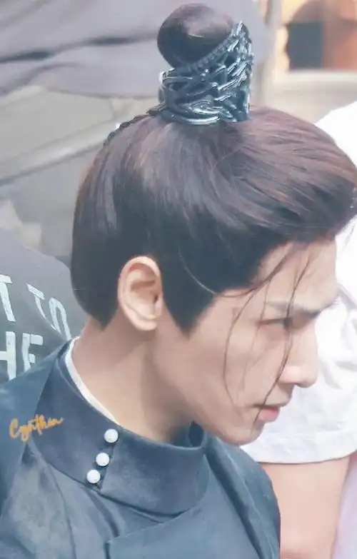 罗云熙颜心记侧脸路透图##罗云熙的下颚线