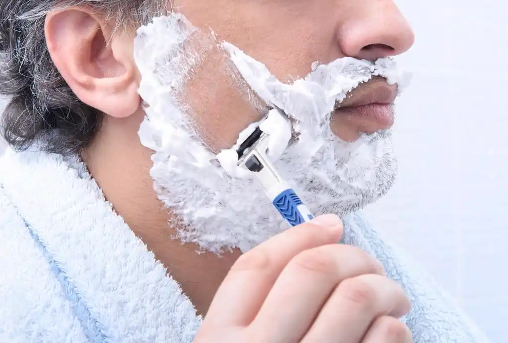 男人刮胡子,男人刮胡子