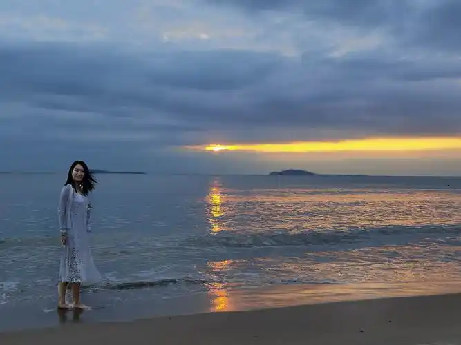 在三亚湾海边的女孩