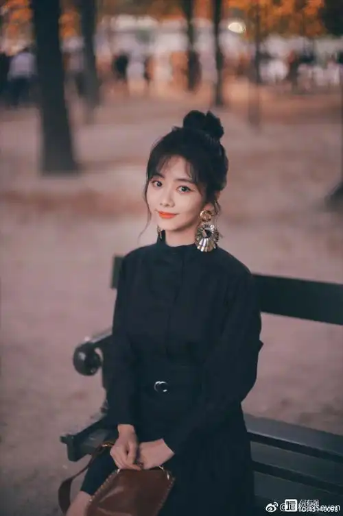 谭松韵报平安,波波头短发搭配上休闲装,意外减龄又时髦,美呆了