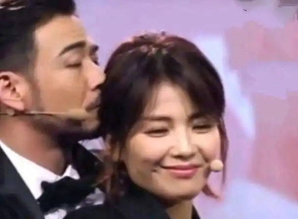 近期,一组杨烁与刘涛在某活动现场亲吻拥抱的照片和视频在网络上掀起