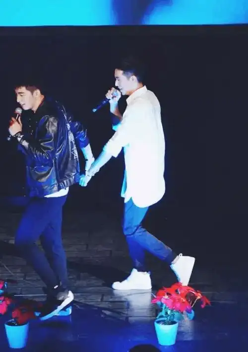 正片20分钟的未播花絮看的"基地哥"浑身发热上瘾,上瘾,只为你们疯狂