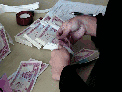 总的来说,决定房价的三个最重要因素就是"人地钱"的资源配置,因此,大