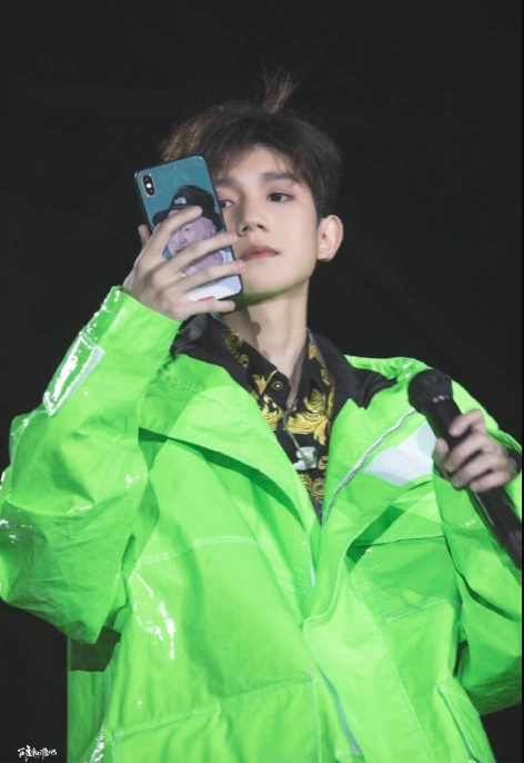 组图:王源戴赵四同款遮阳伞 真乡村爱情十级粉丝_高清图集_新浪网