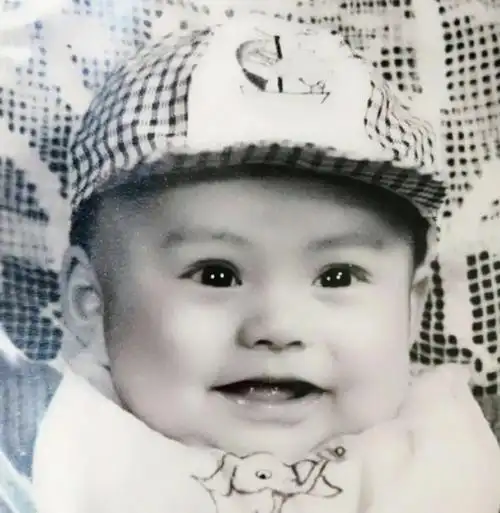 和她爸小时候还真挺像哈几个月大时的肉肉白白胖胖,眼睛很大,婚后的第