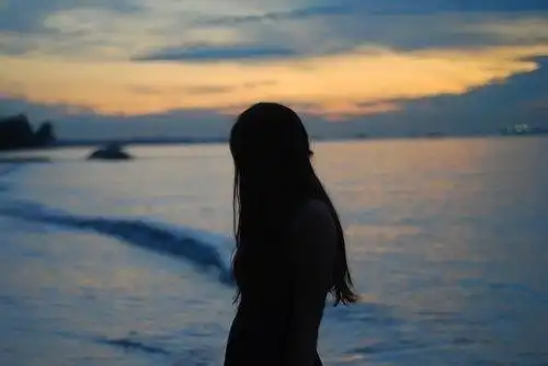 不开心的情绪背影图片:除他之外 谁可相依