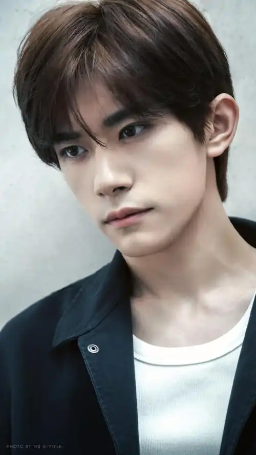 易烊千玺阿玛尼美妆全球品牌代言人