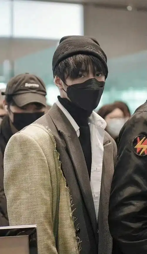 刘耀文秋日两宫格随拍#秋天了又可以看到刘耀文各种大衣风衣秀 太