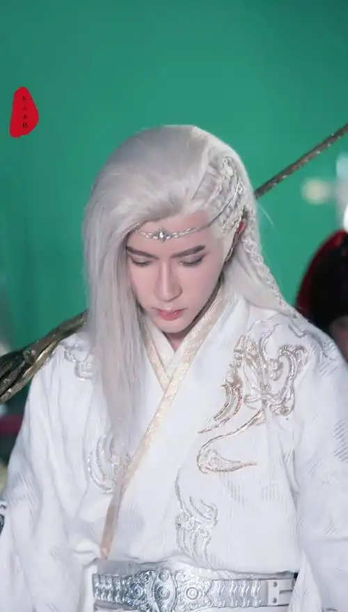 我就是被于朦胧这个白发杀马特造型一脚踹进坑里的