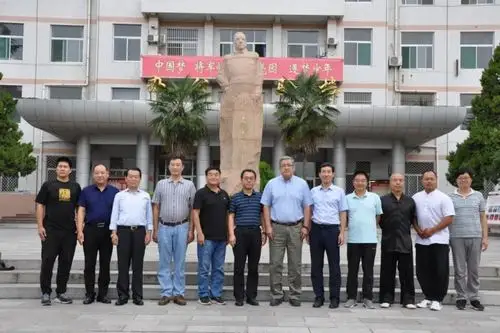 在座谈会上,尧山中学党委书记,校长陶占峰向各位领导介绍了红拳与学校