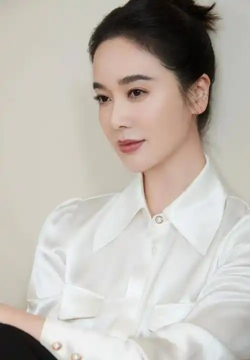 左小青担任长沙文旅形象大使,白衬衫搭配黑裤子,高级又优雅_衣服_的