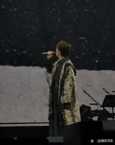 《任我行》,陈奕迅毫不犹豫地转过身背对着观众,整首歌都是背影演唱