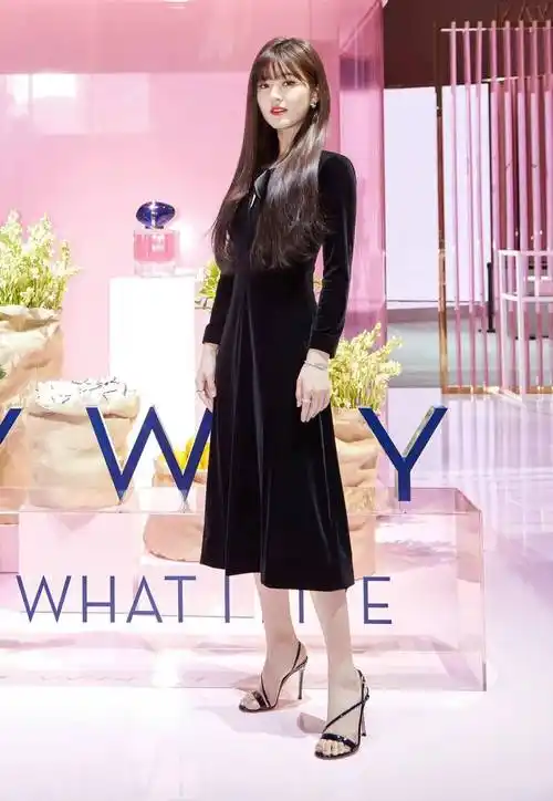 原创赵露思平刘海造型美翻了一身小黑裙惊艳亮相细高跟别有风味