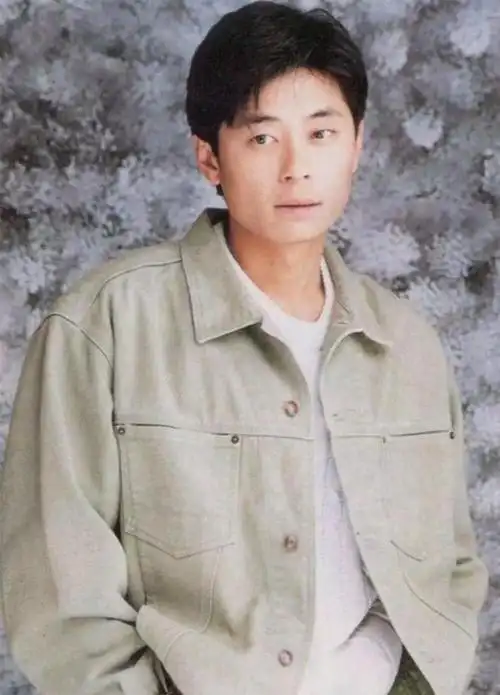 56岁歌手王杰近照曝光胡须花白一脸沧桑曾被人下毒毁掉星途