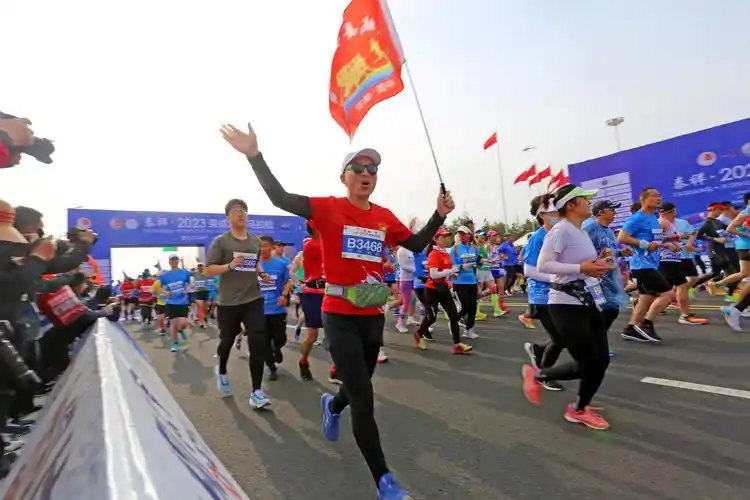 在奔跑中领略山海魅力泰祥2023荣成滨海马拉松鸣枪开赛