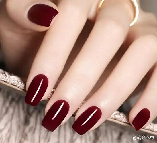 指甲油什么颜色显得手白?